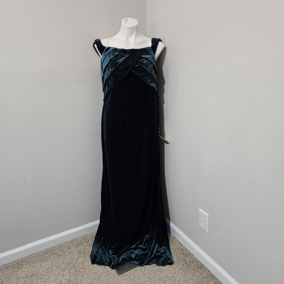 Sz 16 NWT Adrianna Papell AP1E206226 Green Stretch Velvet Off-Shoulder Gown - Picture 3 of 11